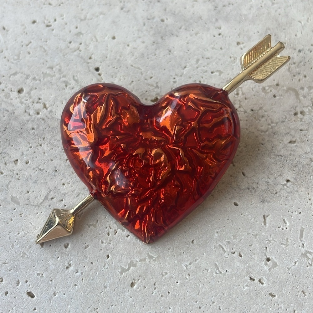 💗 Heart gold tone brooch